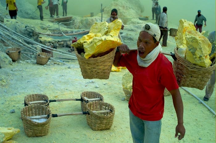 Những người đàn ông liều lĩnh mưu sinh tại đây chủ yếu là vì họ không tìm được một công việc khả dĩ nào khác để nuôi sống bản thân và con cái.