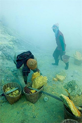 Các nhà khoa học cho rằng thậm chí cả cư dân trong vùng cũng phải chịu nguy hiểm bởi nguy cơ nhiễm độc lưu huỳnh và nguồn nước có tính acid cao.