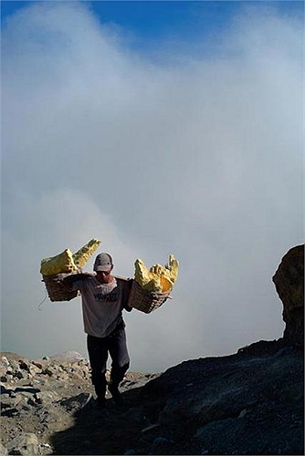 Nhưng với người dân nơi đây thì ngọn núi là cả một sự sống còn. Nó nuôi sống bản thân và gia đình họ nhưng đồng thời cũng là mối hiểm họa thường trực hàng ngày.