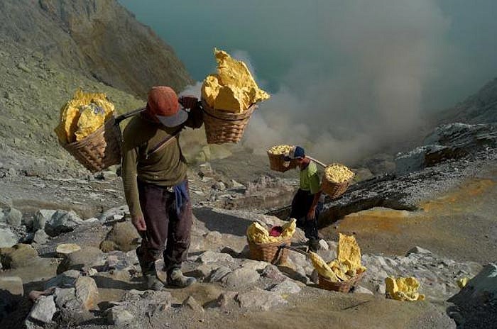 Và hy vọng rằng với tiềm năng du lịch đang ngày càng phát triển, một ngày nào đó những con người nơi đây sẽ không còn phải đùa với tử thần!