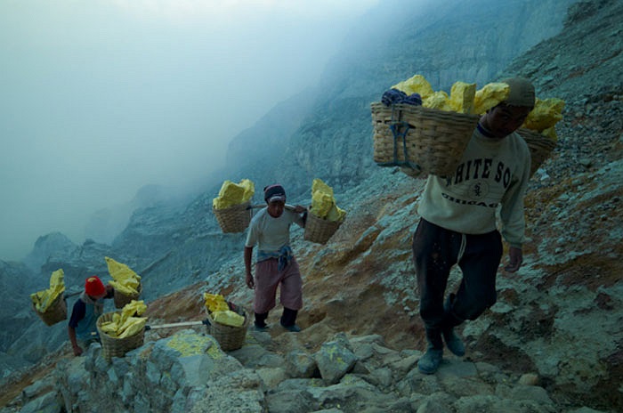 Núi lửa Kawah hình thành từ khoảng 3.500 năm trước, và vẫn luôn trong tình trạng sẵn sàng phun ra ở bất cứ lúc nào.