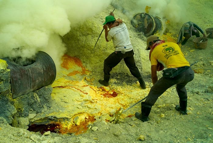 Nhiều nhất trong số đó là lưu huỳnh. Chúng phun lên từ những khe nứt có nhiệt độ tới 200 độ C, sau đó nguội đi và kết tinh thành những vỉa màu vàng đẹp mắt.