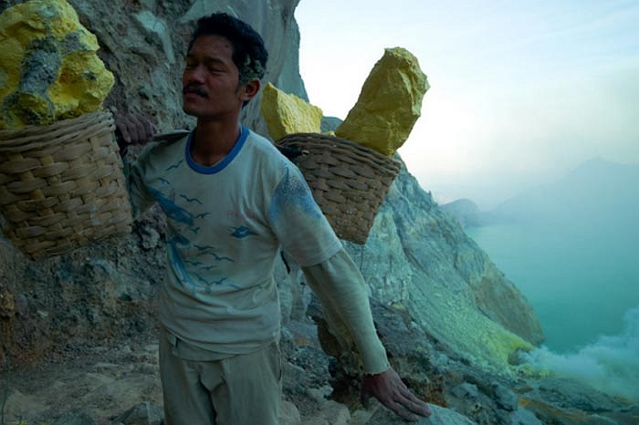 Lưu huỳnh được sử dụng trong việc sản xuất rất nhiều thứ, từ mỹ phẩm, phân bón cho tới cả rượu vang.