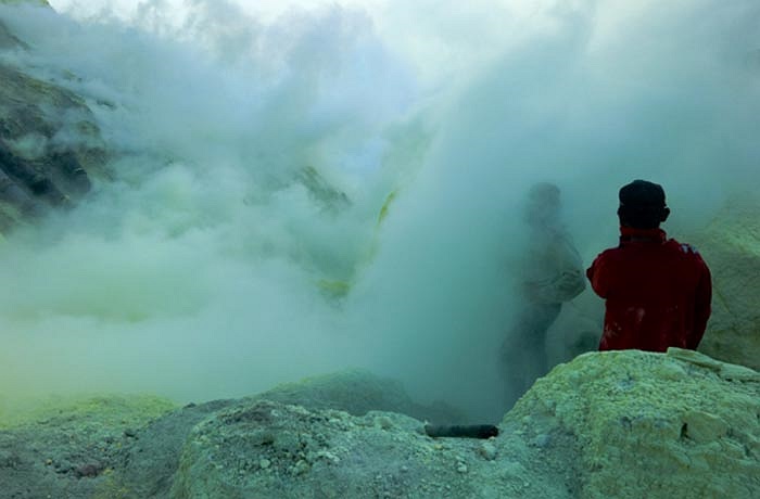 Mỗi ngày các thợ mỏ địa phương khai thác được chừng 14 tấn, trong khi người ta ước đoán trữ lượng lưu huỳnh tại đây là rất lớn.