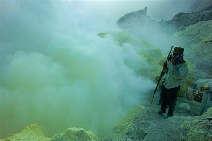 Đổi lại, những con người này phải làm việc vất vả trong một môi trường cực kỳ nguy hiểm và khắc nghiệt chỉ với những trang thiết bị thô sơ.