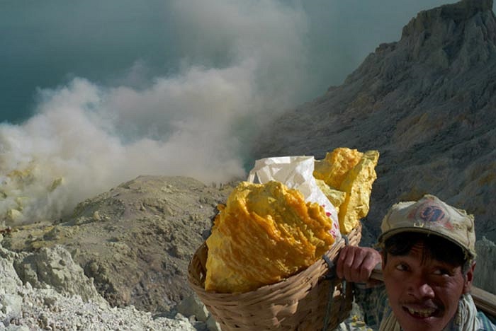 Họ được trả tiền theo khối lượng lưu huỳnh khai thác được. Những khối khoáng chất mà người đàn ông này đang gách ước chừng nặng khoảng 75-90kg.