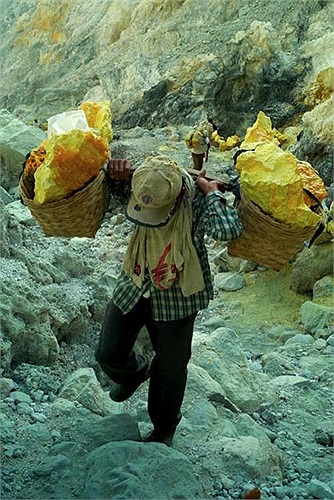 Họ vận chuyển khoáng sản theo cách hoàn toàn thủ công từ miệng núi lửa đi lên. Quãng đường chừng 300m rất mấp mô và dốc từ 45-60 độ.