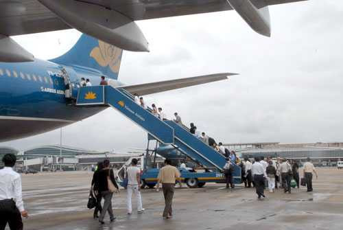 Năng lực thông quan ở sân bay Tân Sơn Nhất giới hạn 27 chuyến/giờ là một rào cản gây tắc nghẽn trên không. 