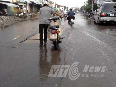 ngập nước, kẹt xe, Tân Hóa, Lò Gốm, Đầm Sen