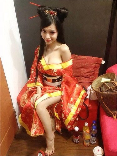 Trong chuyến sang Trung Quốc thực hiện hợp đồng chụp những bộ ảnh thời trang mới, Elly Trần đã khoe vẻ sexy, nóng bỏng và đầy khêu gợi trong hình tượng hồ linh tinh.