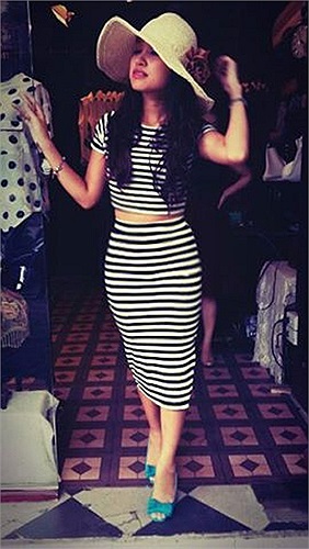 Bà mẹ một con Vân Hugo khoe eo thon với váy crop top.