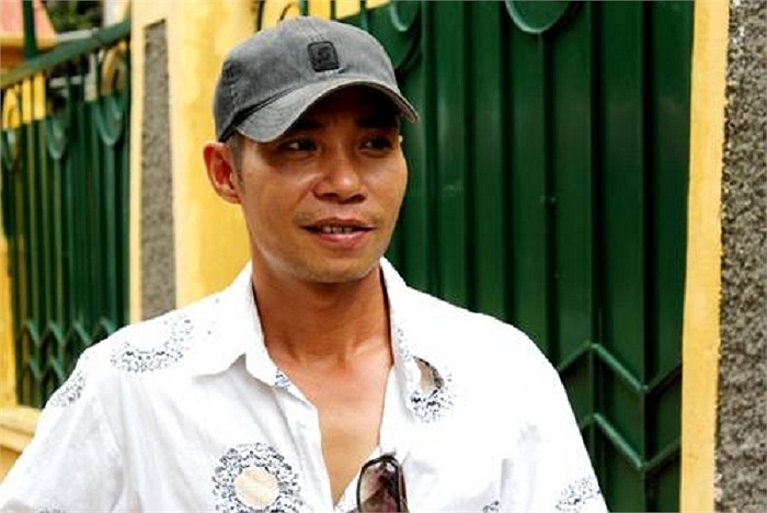 Nghệ sỹ Công Lý phong trần khi hè sang.