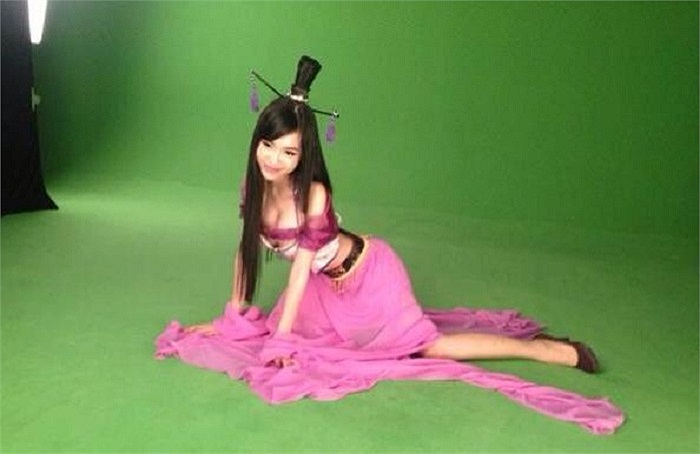 Hay tiên nữ, Elly Trần đều khoe được vẻ gợi cảm khó cưỡng của mình bằng vòng một khủng và đôi chân nuột nà.