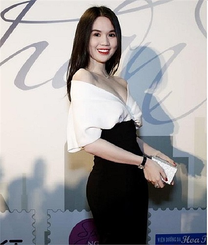 Ngọc Trinh diện váy hững hờ khoe vai trần.