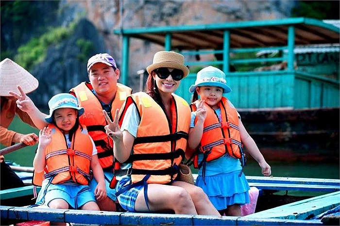 Gia đình siêu mẫu Thúy Hạnh vẫn đang có những ngày nghỉ ngơi ở vịnh Hạ Long.