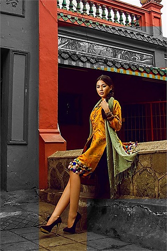 Cũng như vẻ trầm mặc, cổ kính của bối cảnh những bức ảnh.