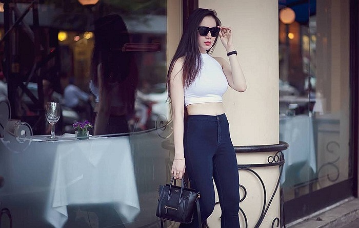 Người đẹp diện crop top khoe khéo vòng hai.
