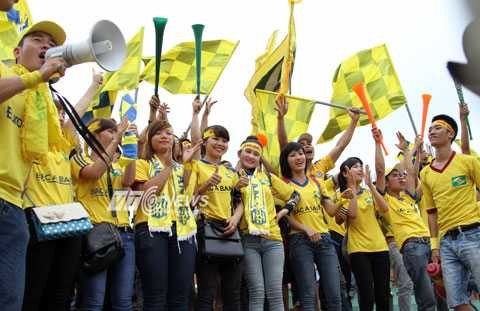 Màn cổ động độc đáo của fan SLNA