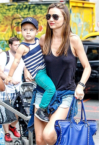 Mới Trở về từ Nhật, thiên thần áo tắm Miranda đã dành hẳn một ngày đi chơi với con trai.