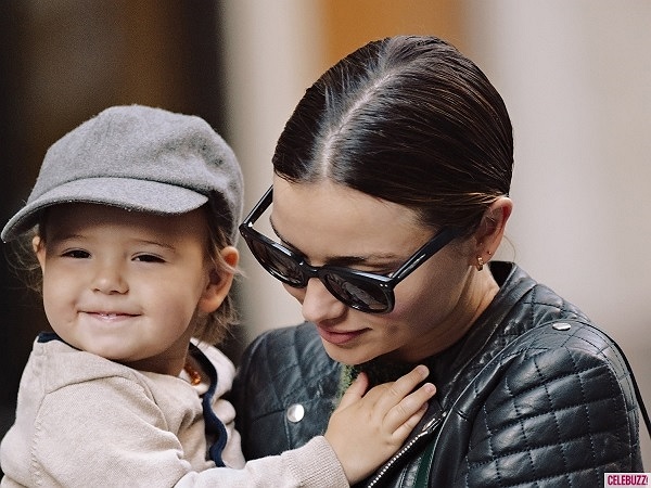 ... được mẹ Miranda diện những bộ đồ cực kỳ sành điệu khi ra phố.