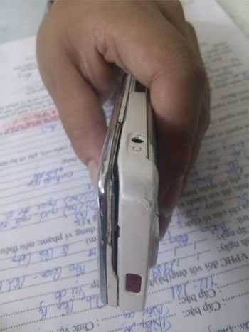 Chiếc điện thoại Nokia bị bong vỏ do đập mạnh xuống đường.