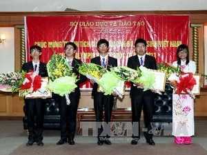 hai chàng trai vàng vật lý