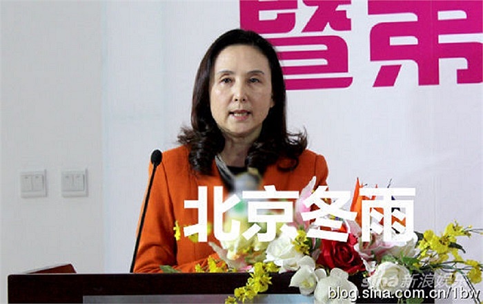 Bà trải qua hai cuộc hôn nhân. Lần thứ nhất là với con trai một thành Quân ủy Trung ương.