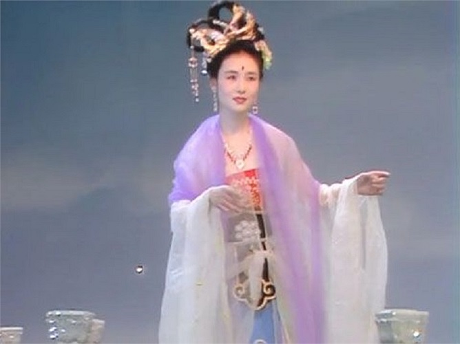 Bà tên thật là Khâu Bái Ninh, sinh ngày 23/6/1958.