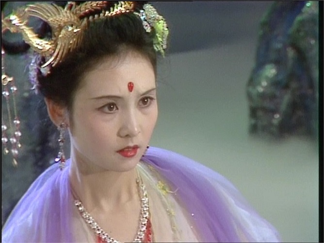 Bà từng đảm nhiệm vai trò phát thanh viên của Đài Phát thanh Nhân dân Trung ương.