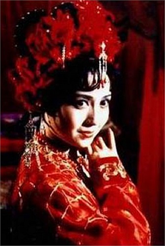 Sau khi tốt nghiệp, bà tiếp tục theo học một lớp diễn xuất tại Học viện Nghệ thuật Nhân dân Thượng Hải.