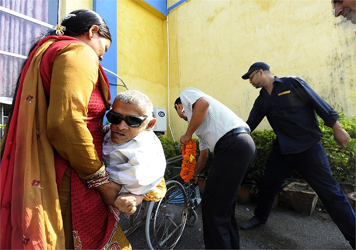 Trong ảnh là cảnh ông Nau vừa mới đáp chuyến bay tới thủ đô Kathmandu với sự giúp đỡ của người thân.