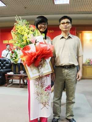 Trần Thị Thu Hương chụp ảnh với bố, anh Trần Xuân Dương. 