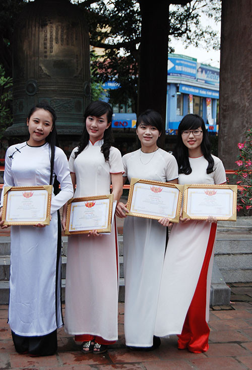 Nguyễn Thùy Linh, trường THPT chuyên Nguyễn Huệ