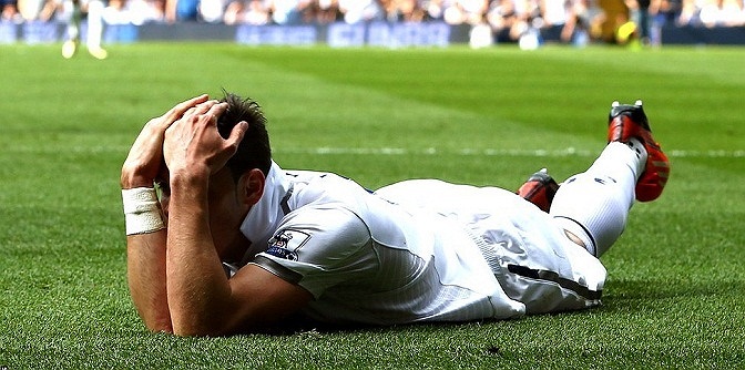 Trong suốt thời gian thi đấu tại Tottenham, Bale thường bị chỉ trích vì thói quen ăn vạ để kiếm đá phạt của mình.