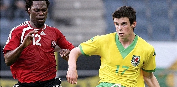 Ngày 27.05.2006, sau khi vào sân từ băng ghế dự bị trong trận gặp Trinidad & Tobago, Bale trở thành cầu thủ trẻ nhất trong lịch sử khoác áo tuyển xứ Wales.