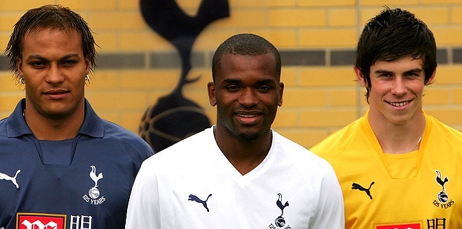 Tháng 5.2007, Bale ký hợp đồng thời hạn 5 năm với Tottenham với phí chuyển nhượng 5 triệu bảng. Trong ảnh là lúc anh ra mắt đội bóng mới cùng các đồng đội Darrent Bent và Kaboul.