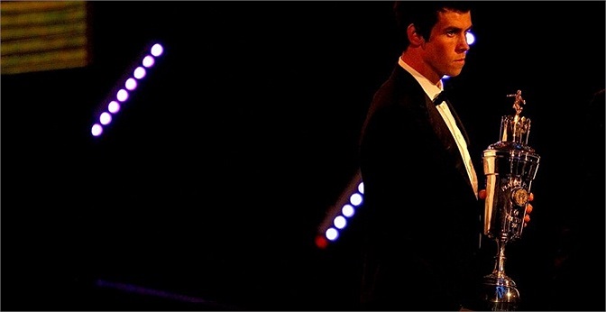 Tháng 3.2011, anh ký hợp đồng mới với Tottenham có thời hạn tới năm 2015, và sau đó nhận giải cầu thủ xuất sắc nhất năm do hiệp hội cầu thủ nhà nghề bình chọn.