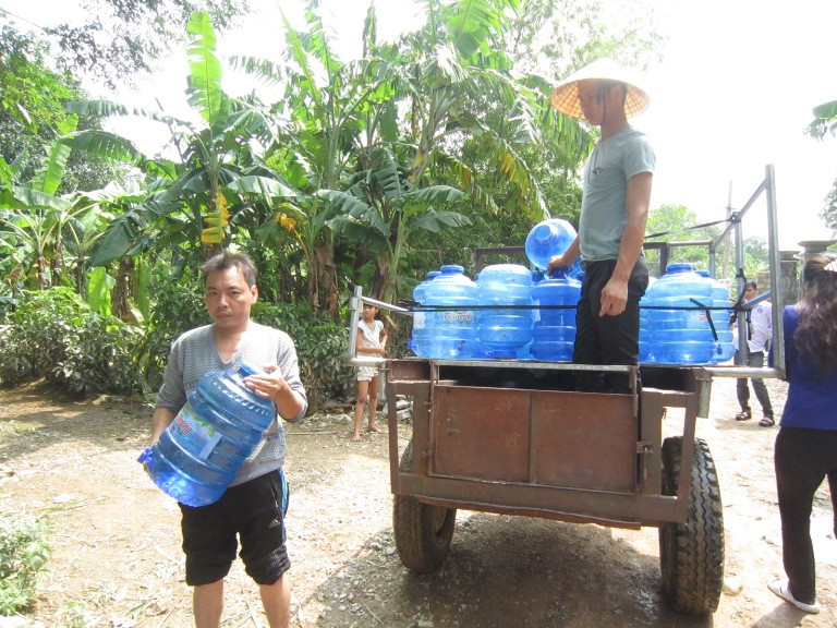 Nước sạch được hỗ trợ về các thôn vùng lũ đang rút.