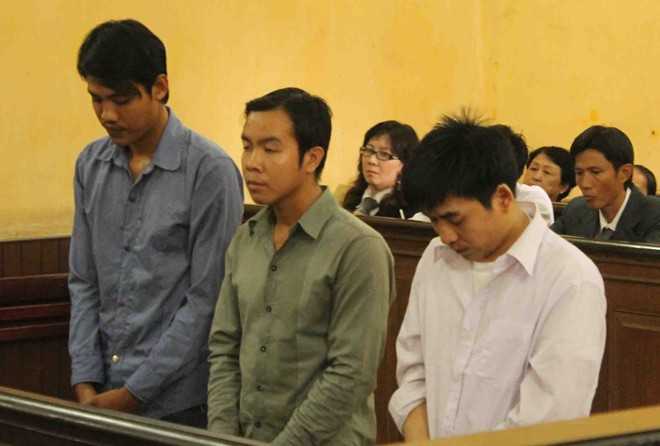 Các bị cáo trước vành móng ngựa.