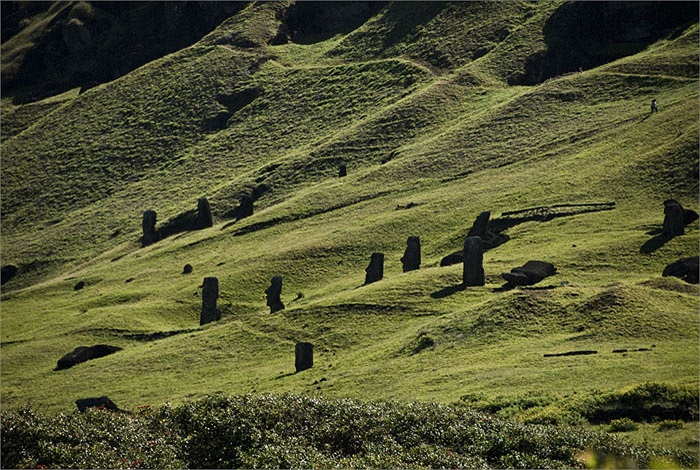 Năm 1722, người Hà Lan đặt chân lên hòn đảo này, vào đúng ngày 5/4, là ngày lễ Phục Sinh, nên đặt tên cho nó là đảo Phục Sinh. 