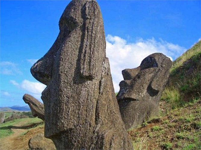 Ngoài ra, hiện trên đảo này, chỉ có 3000 cư dân. Với khối lượng công việc như thế, ước chừng phải có 5.000 lao động khỏe mạnh, làm việc liên tục nhiều năm ròng.