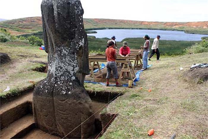Những tượng đá thể hiện gương mặt của một giống người khác, với những đặc trưng nổi bật như khuôn mặt dài, mũi hếch, môi mỏng, trán rộng, tai to và dài.