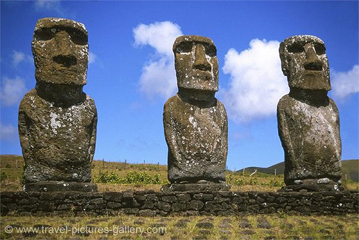 Điều đặc biệt là cư dân trên đảo không hề biết lai lịch những tượng đá. Cư dân khẳng định rằng họ không tham gia vào việc tạc tượng. 