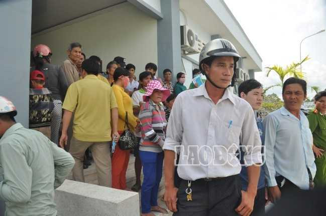 Người nhà nạn nhân lo lắng chờ đợi trước Bệnh viện đa khoa Lấp Vò.