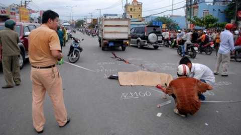 Giám đốc đâm xe máy tử vong, giao thông kẹt cứng