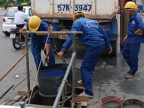 Trong khi lương bình quân của người lao động mùa vụ chỉ 5,43 triệu đồng/tháng, lương của giám đốc Công ty TNHH MTV Thoát nước đô thị lên đến hơn 200 triệu đồng/tháng