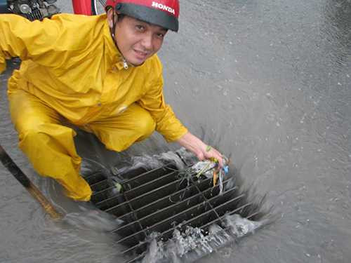 Trong khi lương bình quân của người lao động mùa vụ chỉ 5,43 triệu đồng/tháng, lương của giám đốc Công ty TNHH MTV Thoát nước đô thị lên đến hơn 200 triệu đồng/tháng. Trong ảnh: Công nhân ngành thoát nước làm việc tại quận Tân Bình, TP HCM