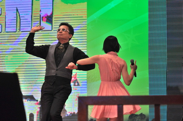 Giám khảo mua vui, MC tấu hài nhảm