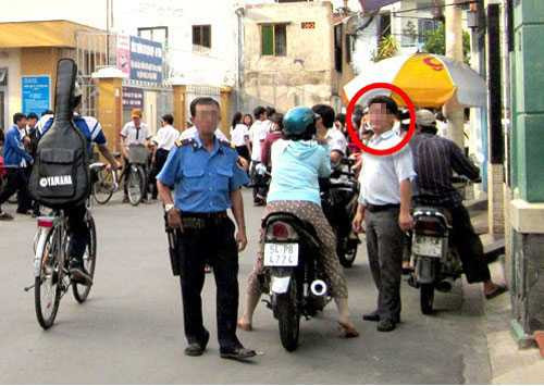 Ông T.T.B (khoanh tròn đỏ)