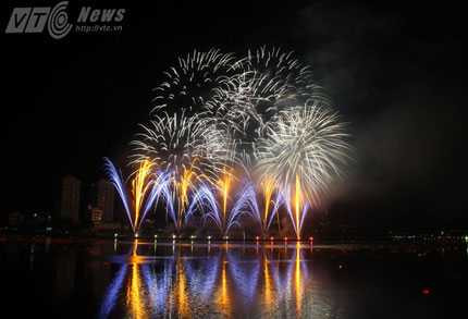Tối 29/4, cuộc thi trình diễn pháo hoa quốc tế Đà Nẵng 2013 đã khai cuộc và đem lại những xúc cảm ra sao?